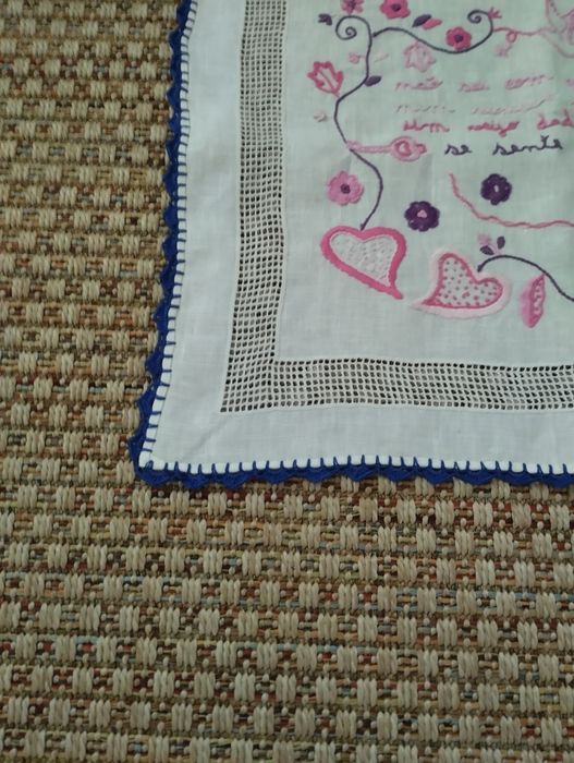 Lenço de linho com crivo bico em renda azul escuro