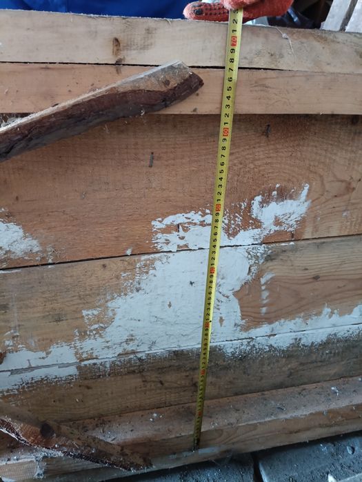 Двері в сарай з коробкою.