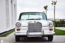 Biały Mercedes W110 do ślubu, retro , Klasyk samochód do ślubu