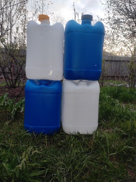 Продам 20  літрові каністри