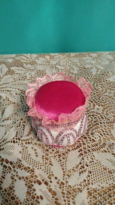 Скринька - ігольниця.