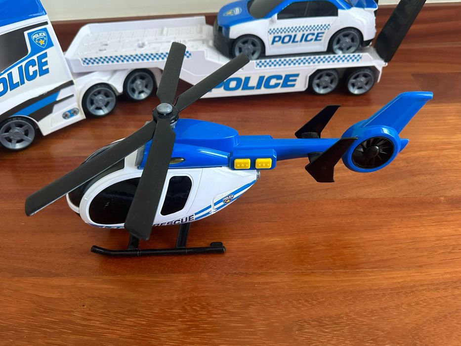 Camião de transporte da polícia com helicóptero e carro