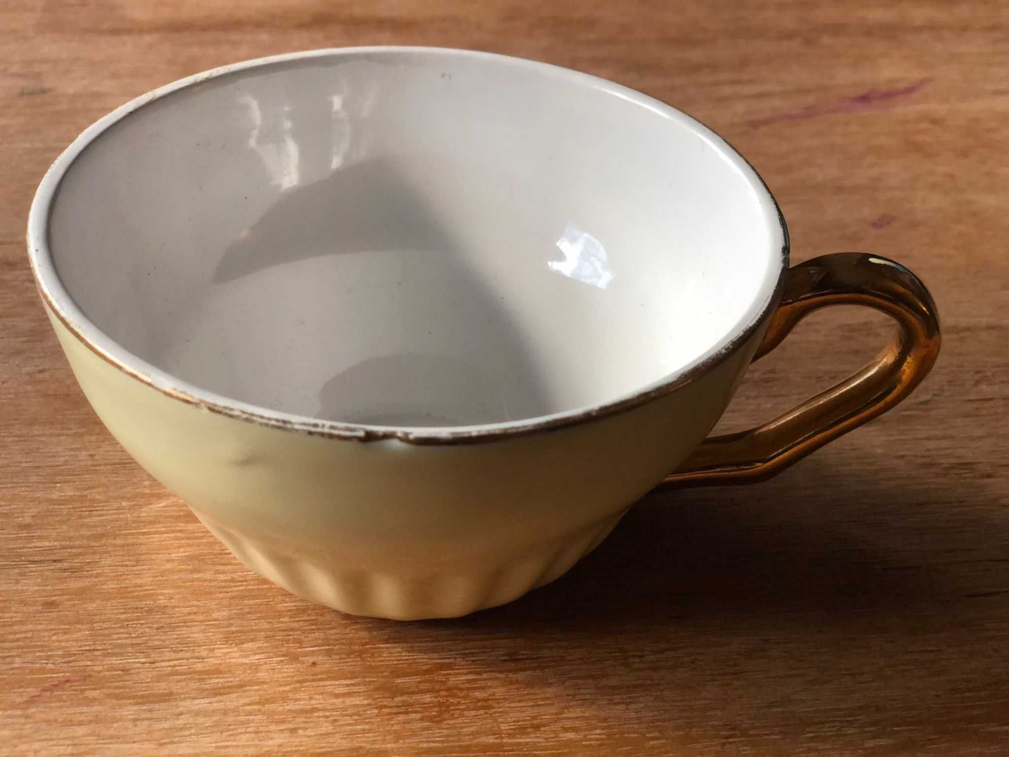 Chávena de Chá Vintage em Porcelana amarela, c/ pega e rebordo dourado