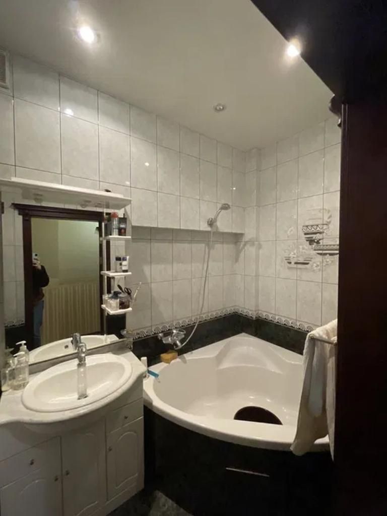 Продам 5-комн квартиру в районе Титова ул.