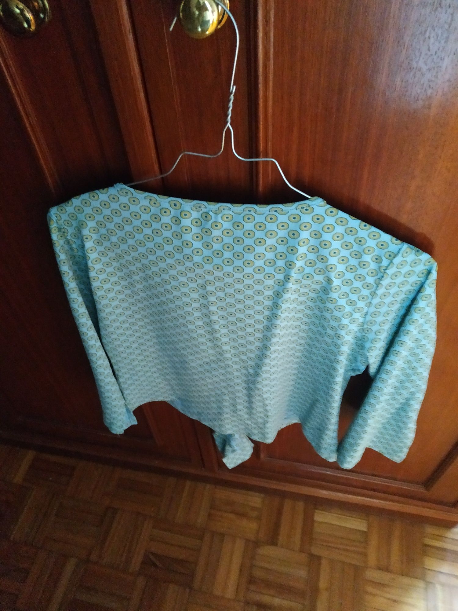 1 Casaco e 1 t-shirt como novos