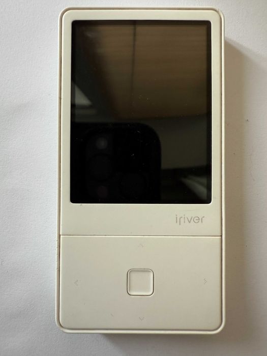 Аудіо плеєр iRiver E100 (4 GB) — MP3/відео-плеєр, FM-радіо, microSD