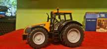 Siku Traktor Valtra 1:32
