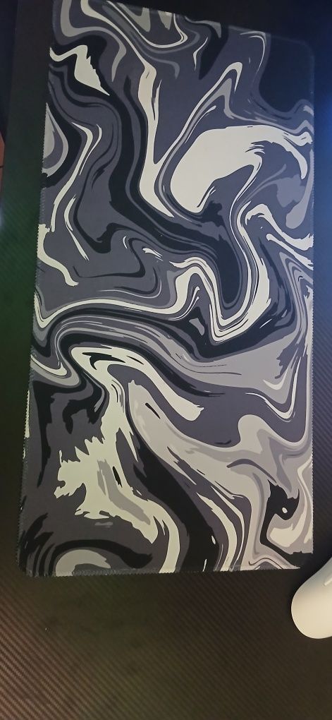 Mousepad com bom deslizamento.