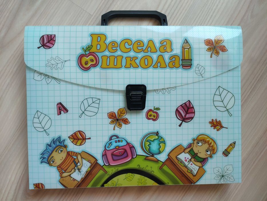 Пластикова папка-портфель з ручками на застібці