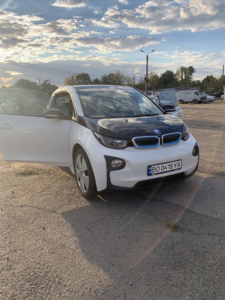 bmw i3 белая 2015 года Европа. электромобиль. музыка Harman