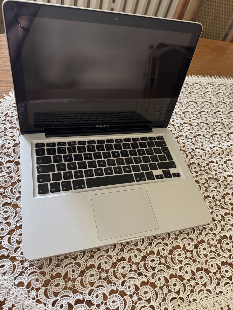 Macbook pro i5 12g ram 512SSD MacOS SEQUOIA