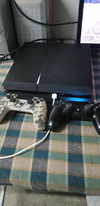 Playstation 4 com volante e dois comandos em bom estado