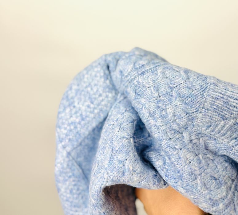 Błękitny sweter z dekoltem V L 40