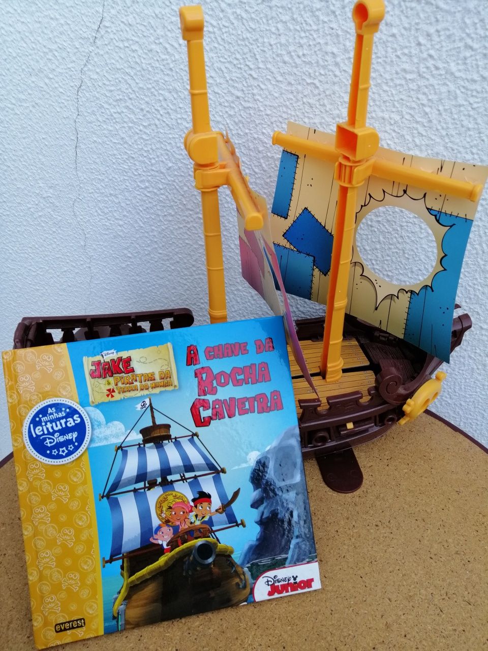 Pirata, livro e barco