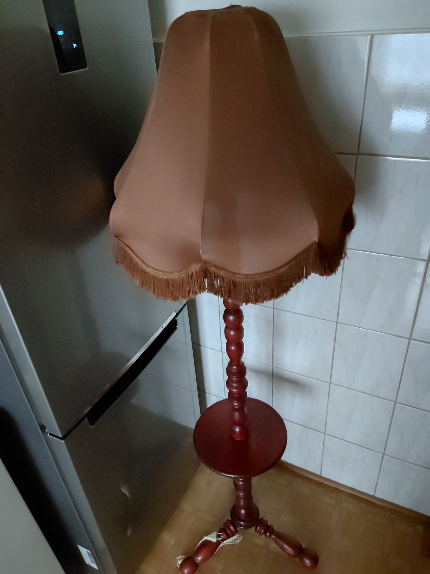 Lampa podłogowa że stolikiem