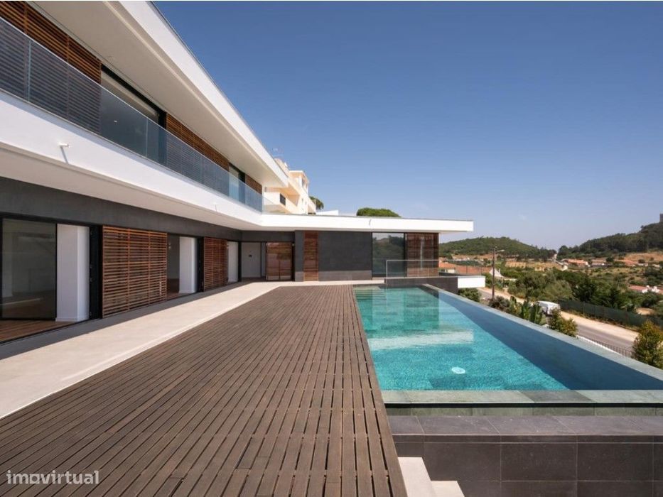 Moradia de Luxo com Vista Mar e Castelo em Sesimbra