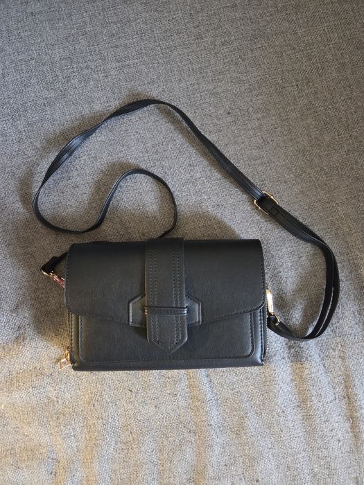 Czarna torebka kopertowa