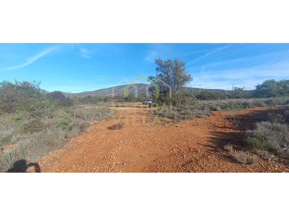 Terreno plano junto a estrada alcatroada em Quelfes, Olhão