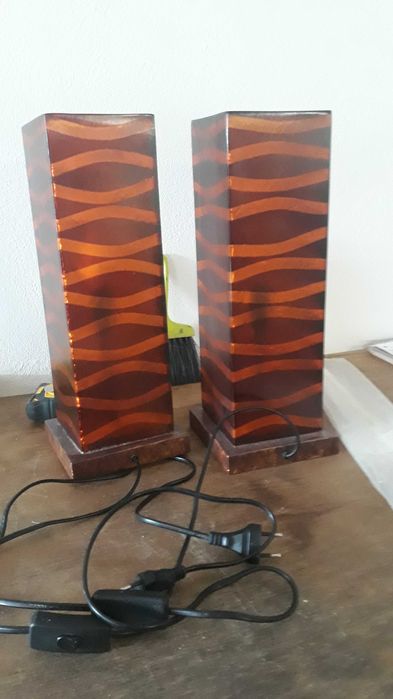 Dois candeeiros em louça