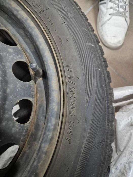 Felgi stalowe z oponami zimowymi 175/65R15 z nakrętka Toyota Yaris III