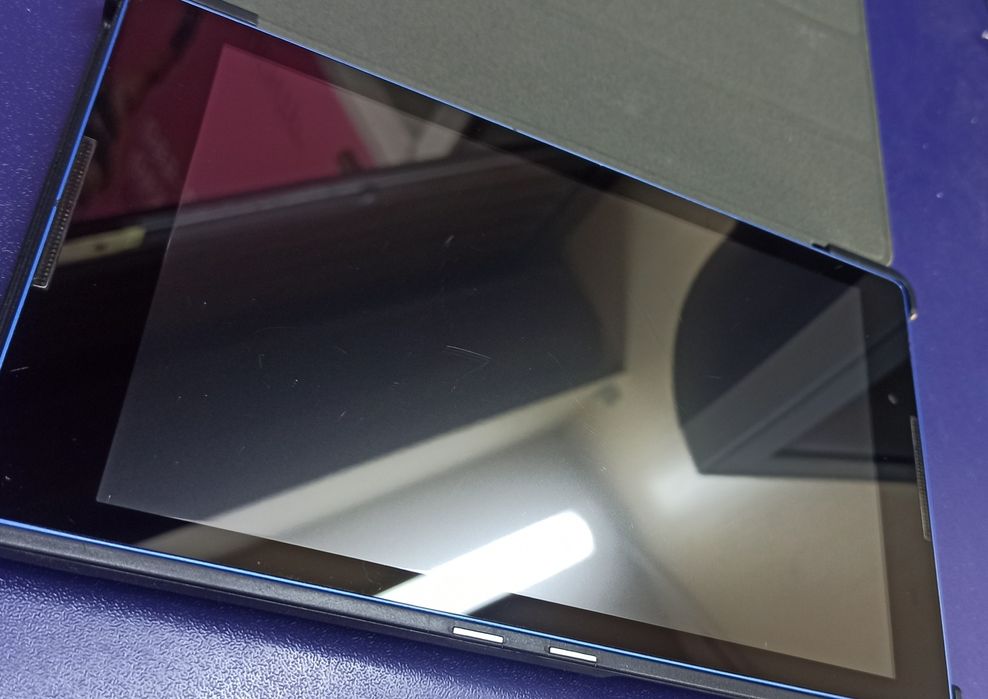 Lenovo TB3-850f 16Gb/2Gb + новый чехол - книжка