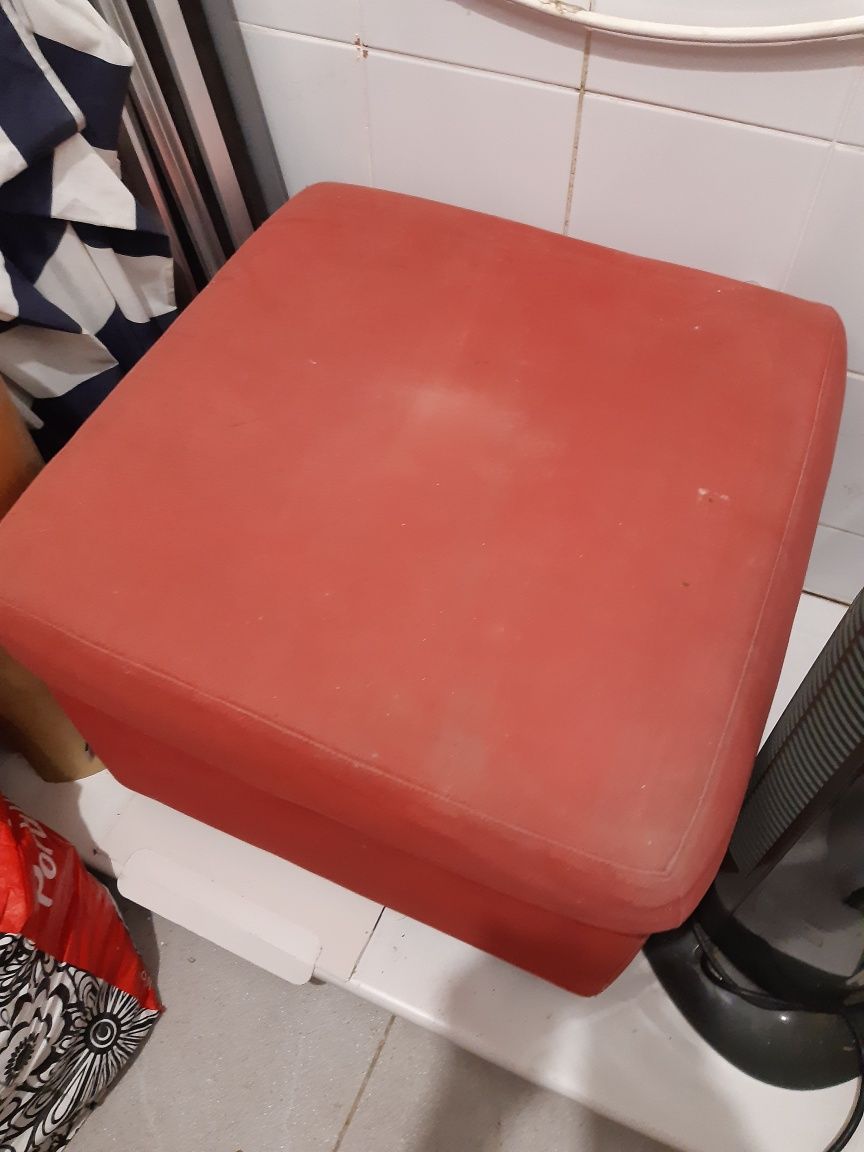 Puff vermelho, cadeirão, sofá