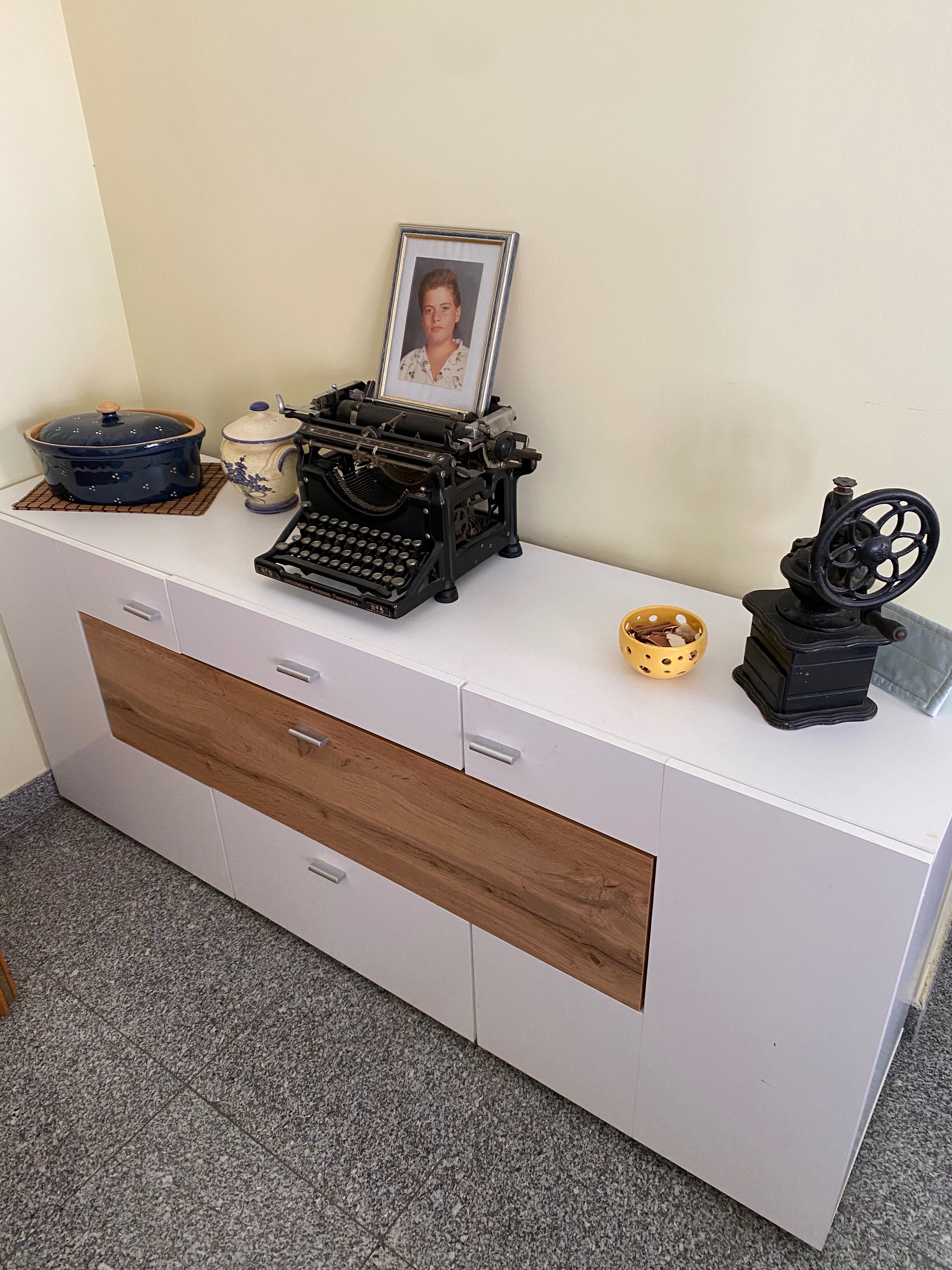 sala de jantar: Aparador, móvel de TV, mesa com 4 cadeiras