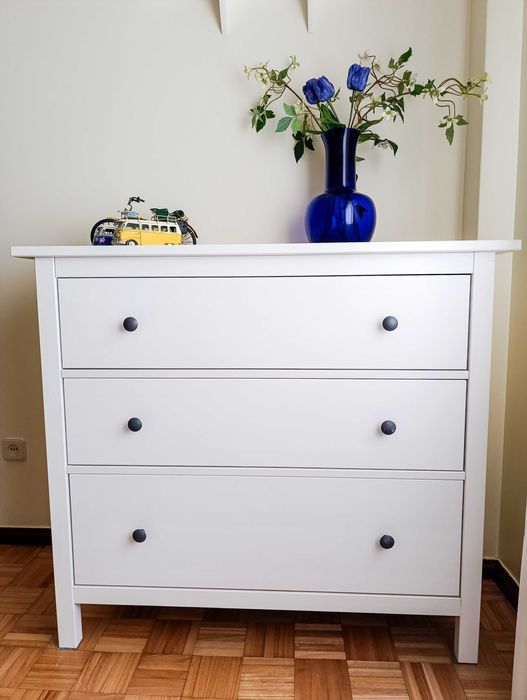 Cómoda e Mesa de Cabeceira Ikea