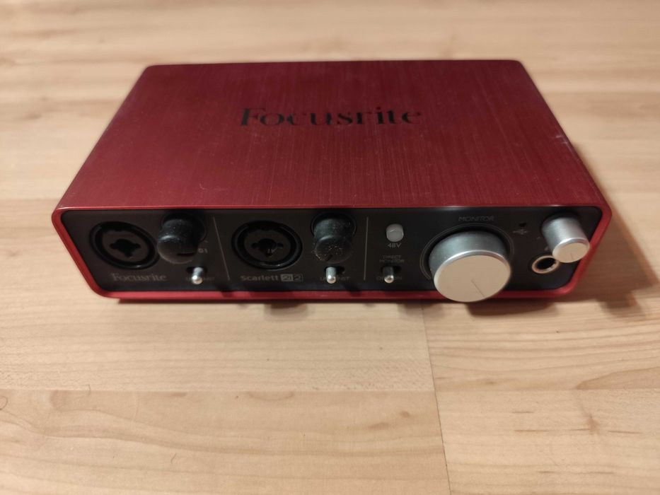 Focusrite Scarlett 2i2 interfejs