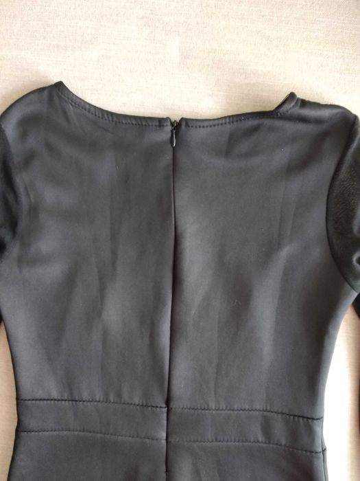 Blusa original e elegante.De meia estação, preta,com pormenores/ Nova