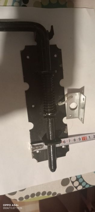 Czarna zasuwa do drzwi