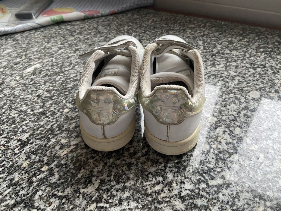 Tenis brancos tamanho 33 dao para menina ou menino