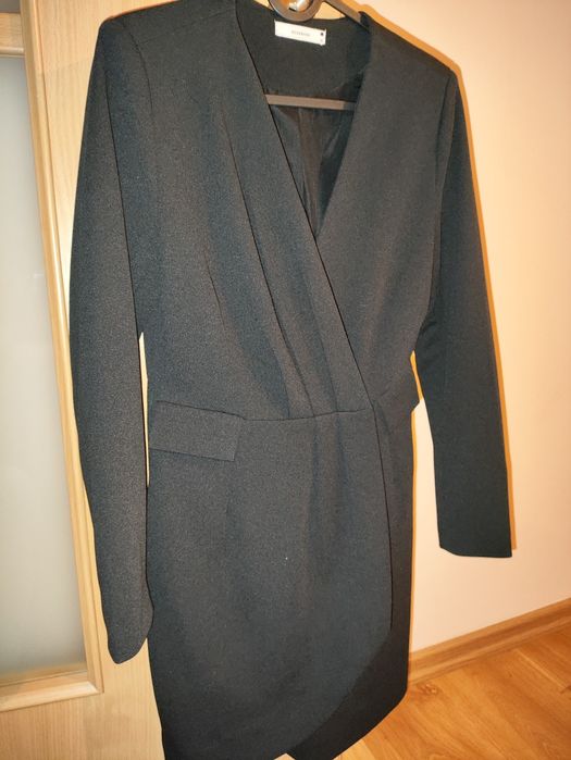 Czarna żakietowa sukienka