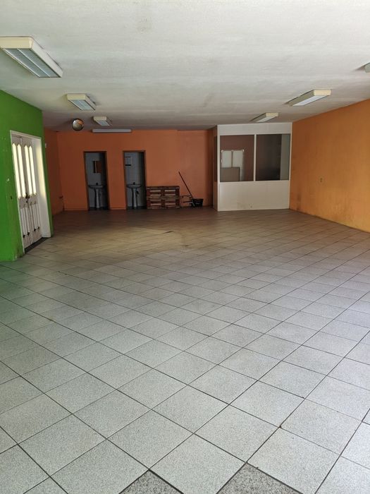 Espaço comercial para arrendar (140m2)