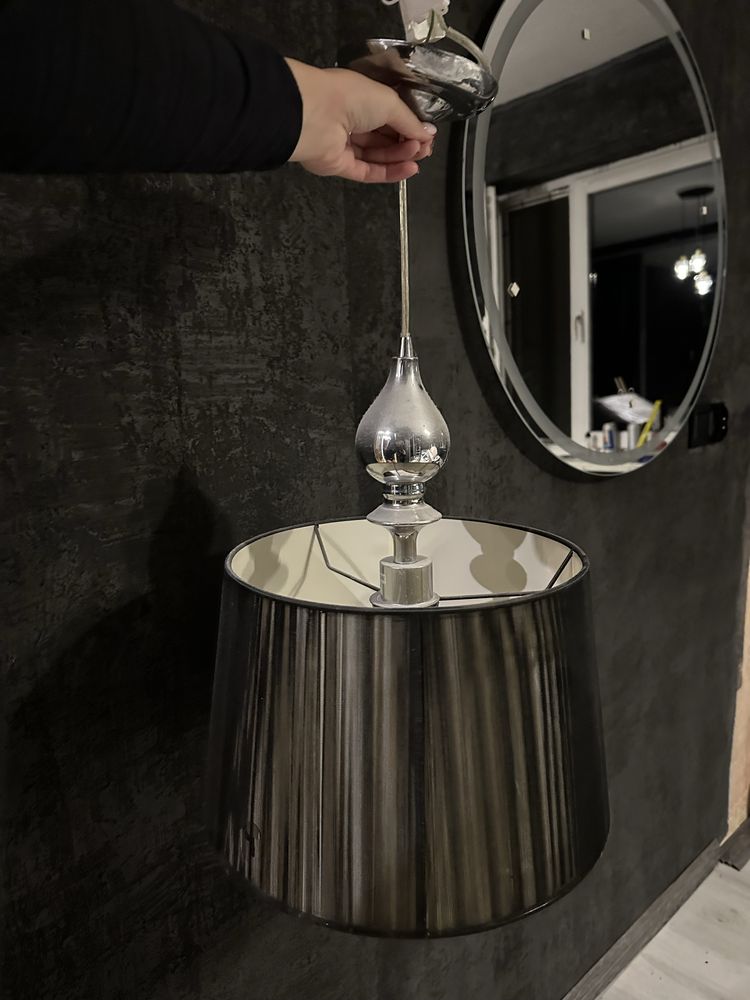 Czarna lampa w stylu glamour
