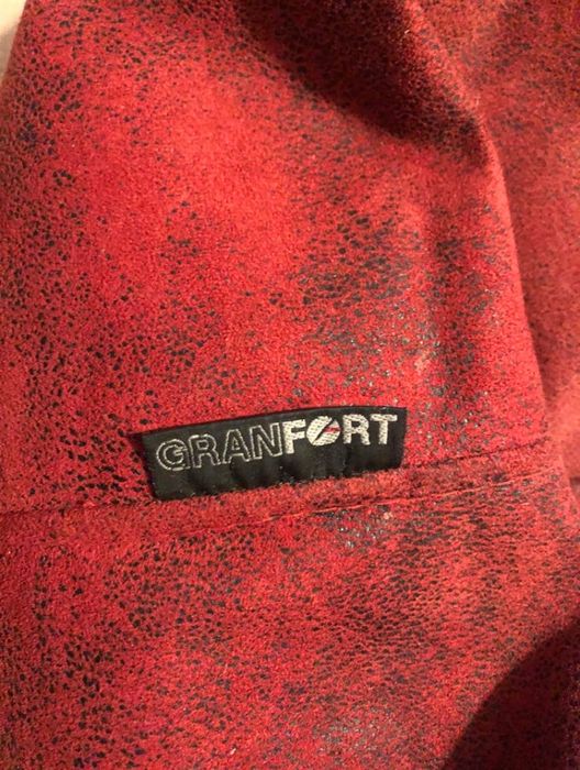 Puff vermelho com pormenores pretos