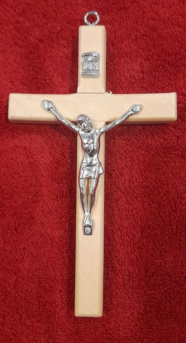 Drewniany krzyż katolicki z posrebrzanym Jezusem ukrzyżowanym 13cm