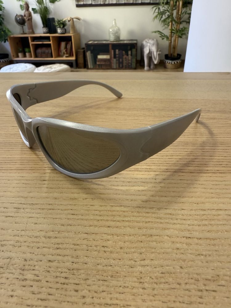 Oculos de sol prateados