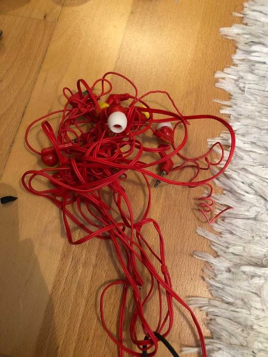 auriculares vermelhos em bolsinha