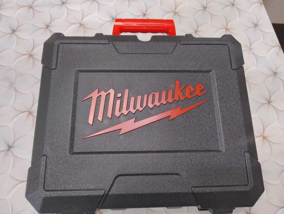 Sprzedam zestaw Wiertarko-wkrętarkę udarową Milwaukee