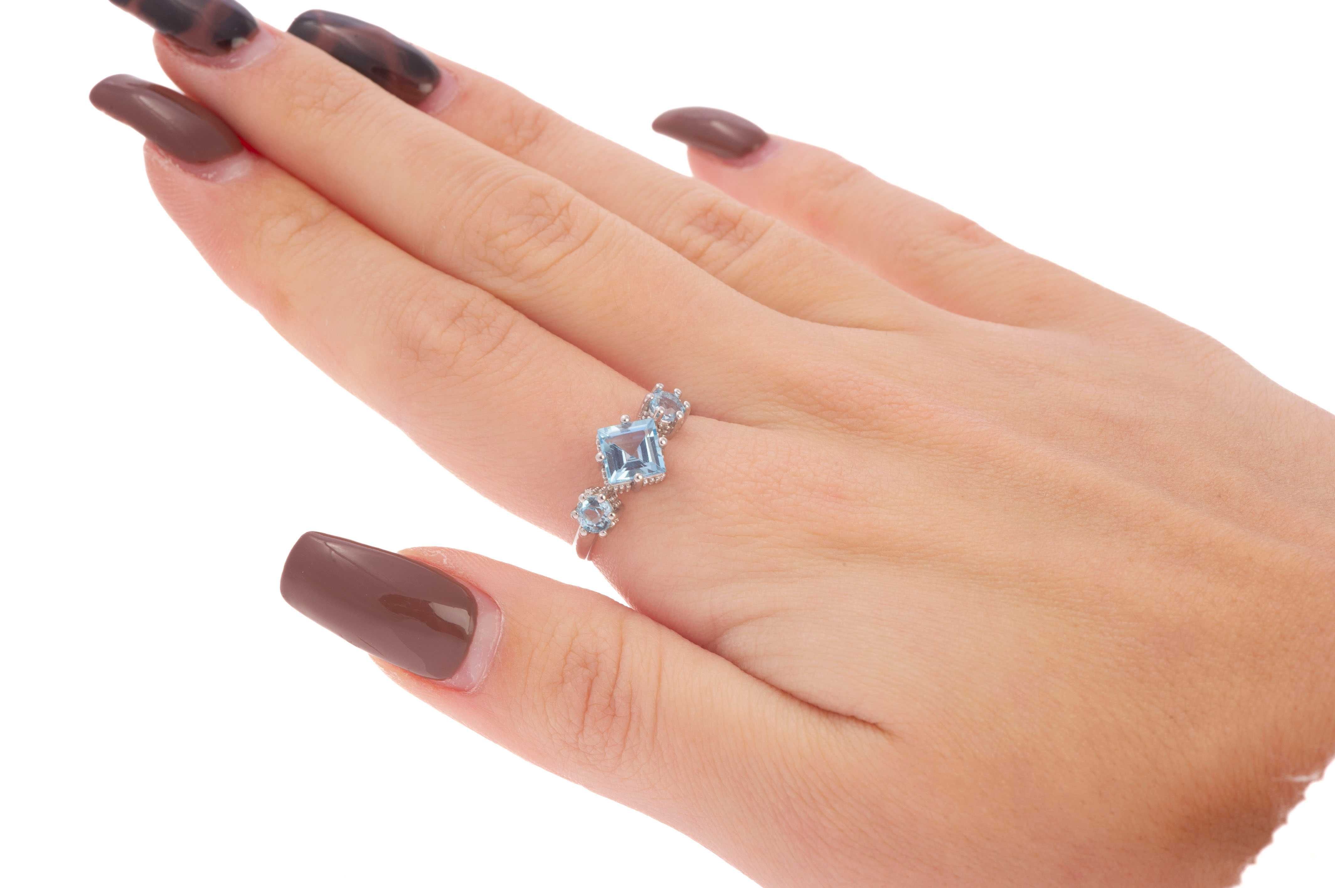 Srebrny pierścionek z trzema niebieskimi Swiss Blue Topaz 138823