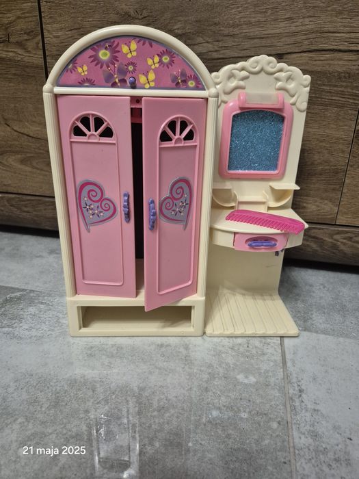 Szafa na ubrania dla lalek