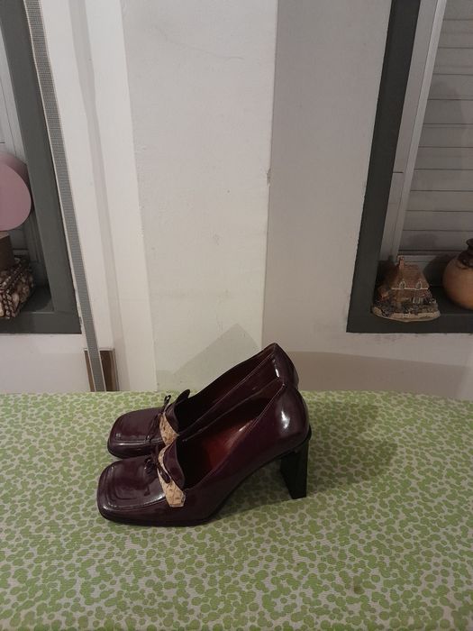 Vendo Sapatos de Senhora HELSAR muito bonitos como novos