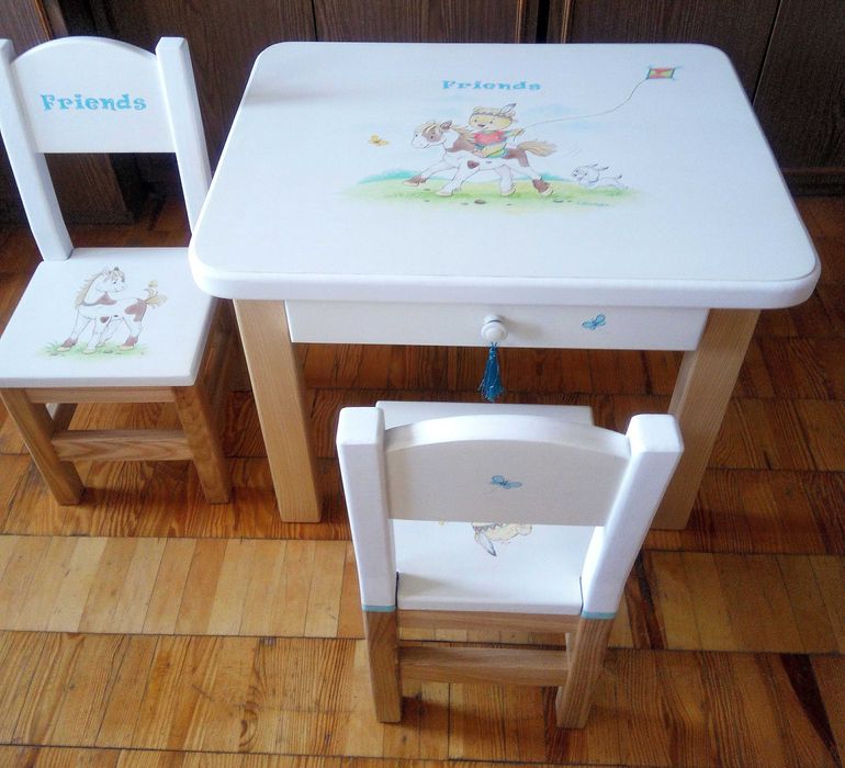 Дитячи меблі з дерева з розписом. Столи, стільці.