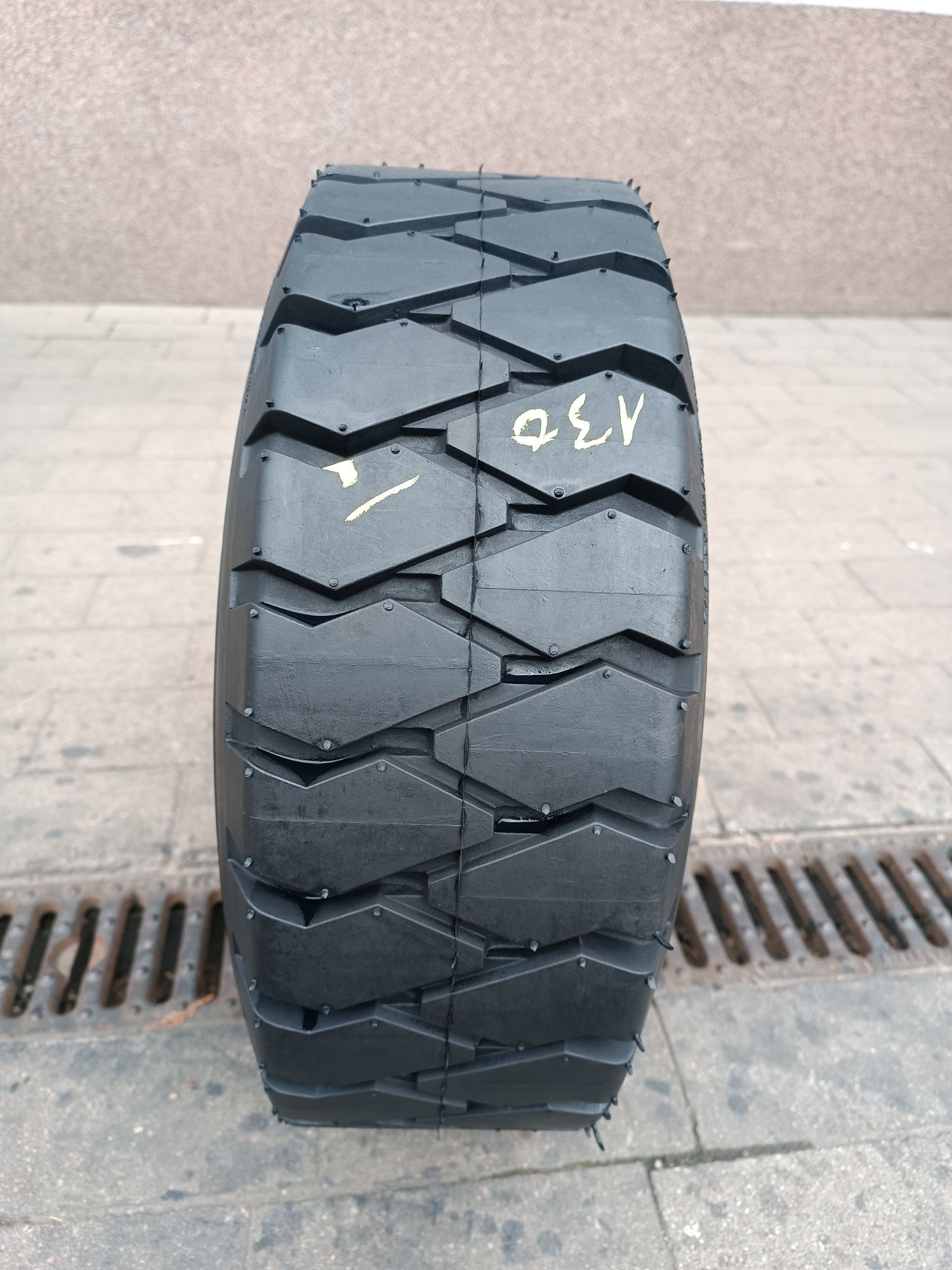 18x7-8 Obliceyo opona przemysłowa