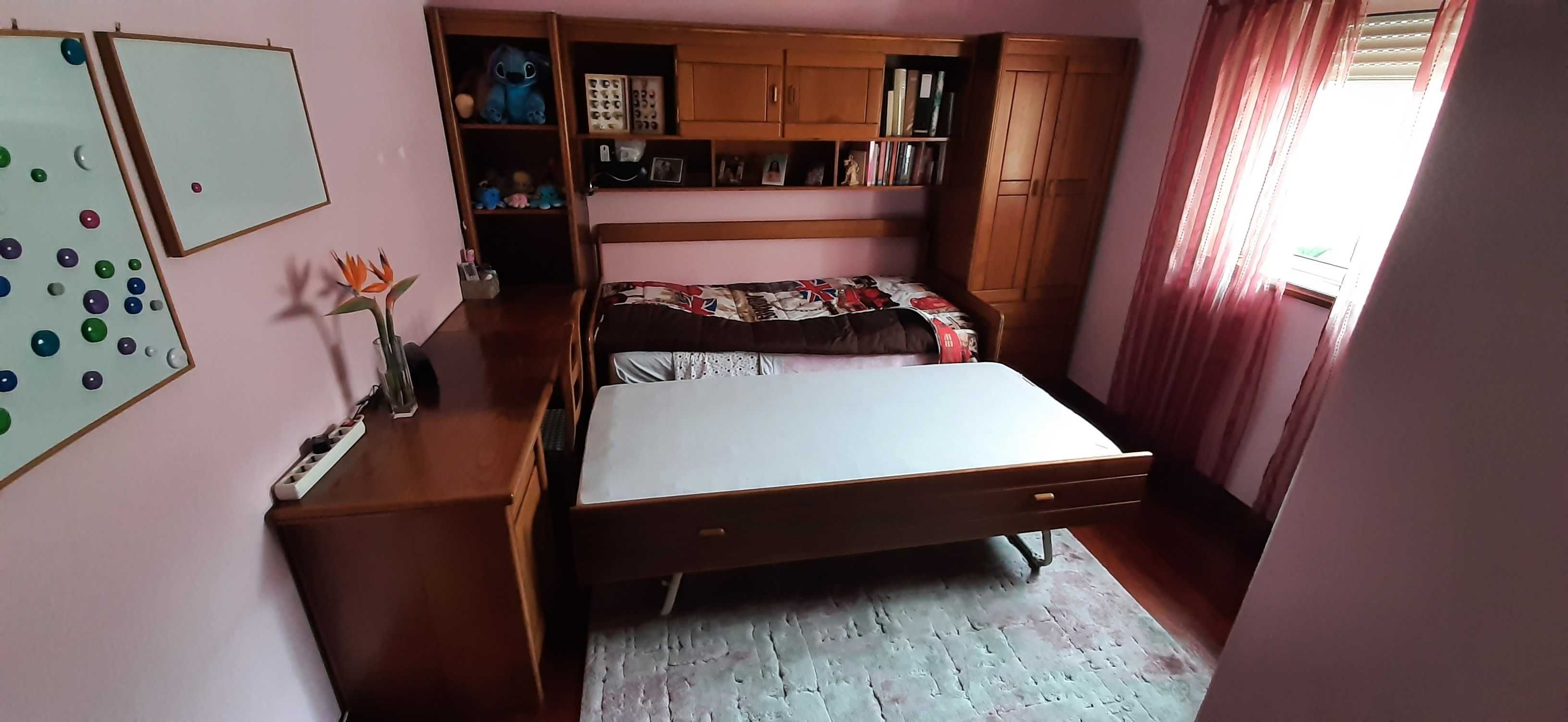 Móvel de quarto para solteiro em madeira, com duas camas