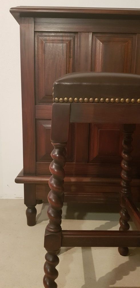 Balcão em Madeira Clássico com 2 Bancos Elegantes