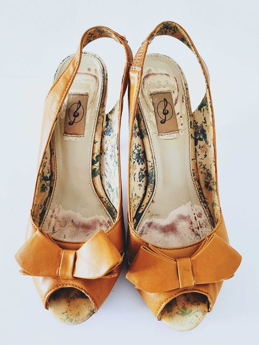 Karmelowe skórzane sandały czółenka szpilki Stradivarius 37