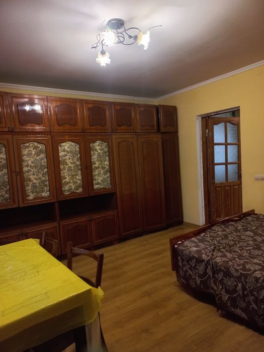 Здам довгостроково 2-кімнатну частину будинку на Крошні