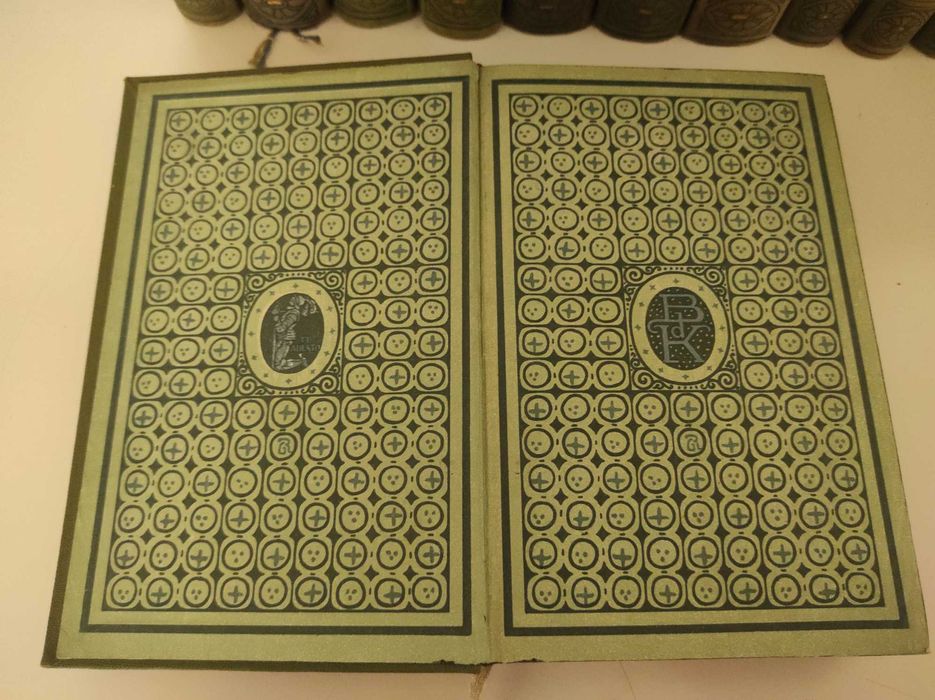 Старинные книги. Священная католическая библиотека.